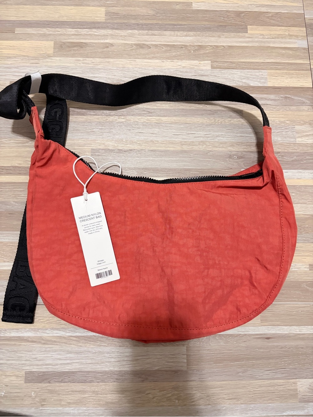 BAGGU: Medium Nylon Crescent Bag “Baked Apple”🍎 - Picture 3 of 6